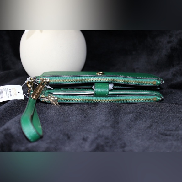 BNWT Authentic Michael Kors Emerald Green Wristlet - Picture 4 of 6